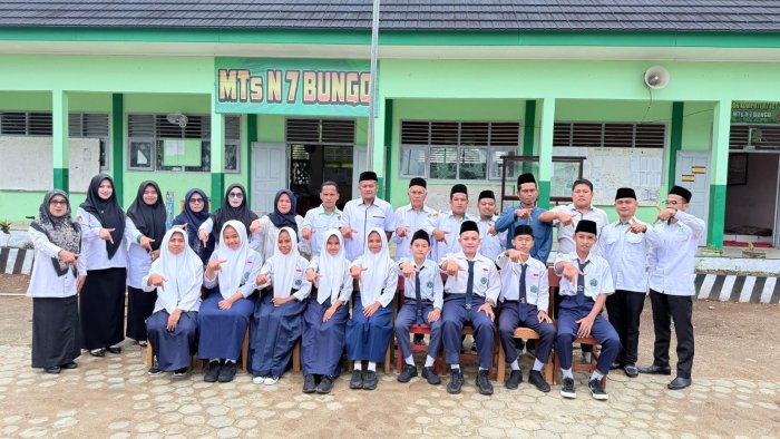 Kepala MTsN 7 Bungo Berikan Dukungan Penuh kepada Peserta OMI 2025 Lewat Foto Bersama dan Motivasi