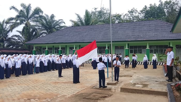 Kepala MTsN 7 Bungo Tekankan Pentingnya Kebersihan dan Disiplin Belajar pada Upacara Senin Pagi