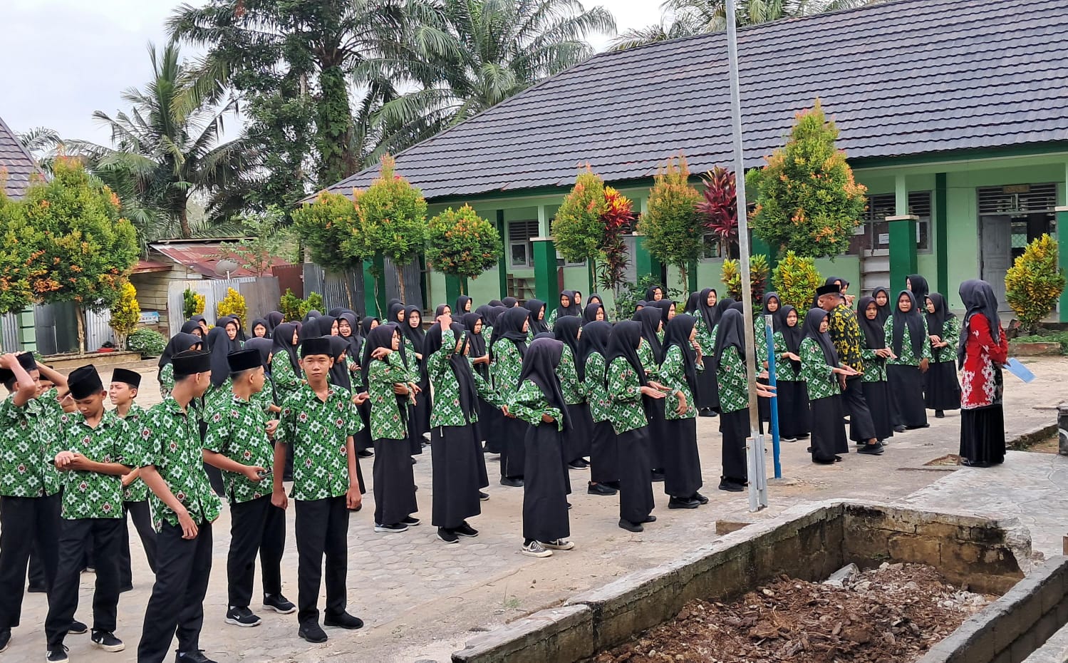 Menjelang Pelaksanaan Asesmen, Kepala MTsN 7 Bungo Bersama Majelis Guru Laksanakan Razia Kerapian Siswa