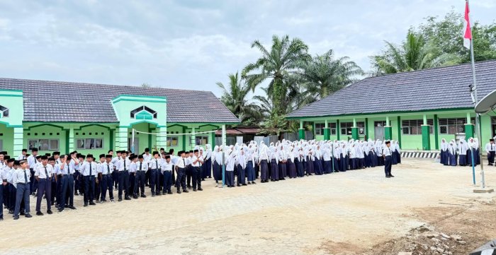 Upacara Bendera di MTsN 7 Bungo: Ibu Sumarni, S.Pd.I Tekankan Tiga Kunci Sukses Seorang Pelajar