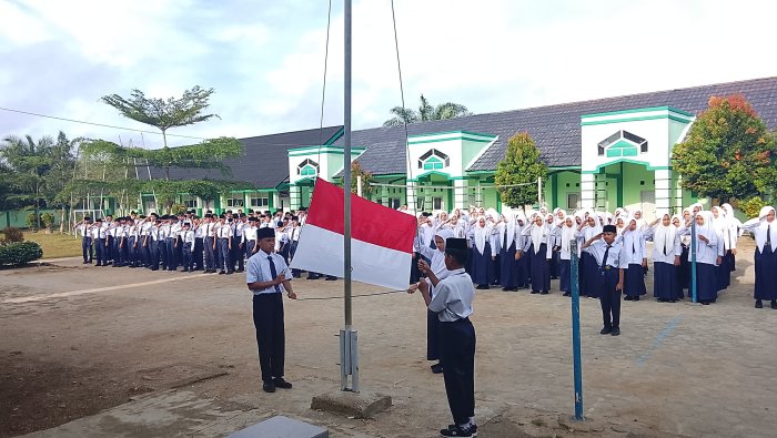 Petugas Kelas VIII B MTsN 7 Bungo Sukses Laksanakan Upacara Bendera dengan Khidmat dan Tertib