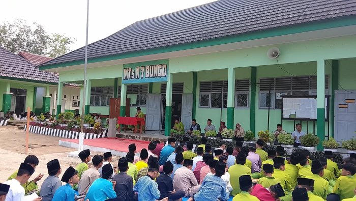 Jumat Penuh Berkah, MTsN 7 Bungo Gelar Yasinan Bersama dan Kajian Keagamaan Jumat Penuh Berkah, MTsN 7 Bungo Gelar Yasinan Bersama dan Kajian Keagamaan