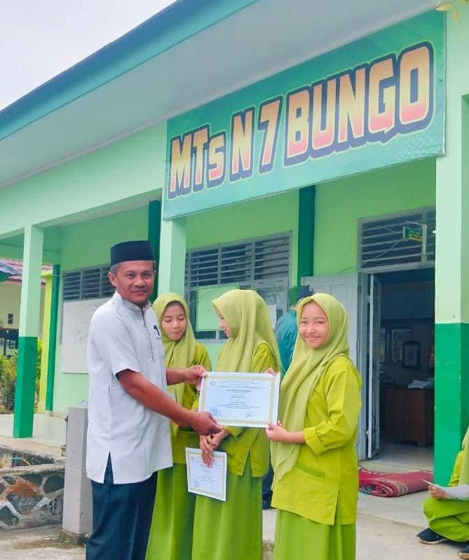 Marsya Eka Putri Raih Nilai Tertinggi Ujian Madrasah TP 2024/2025 di MTsN 7 Bungo