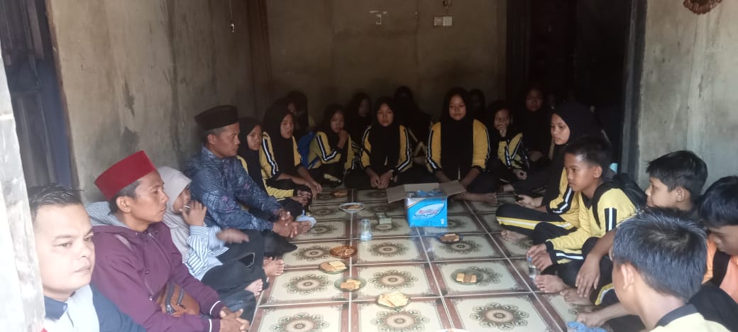 Orang Tua Siswa Meninggal, Guru dan Siswa MTsN 7 Bungo Lakukan Takziah ke Rumah Duka