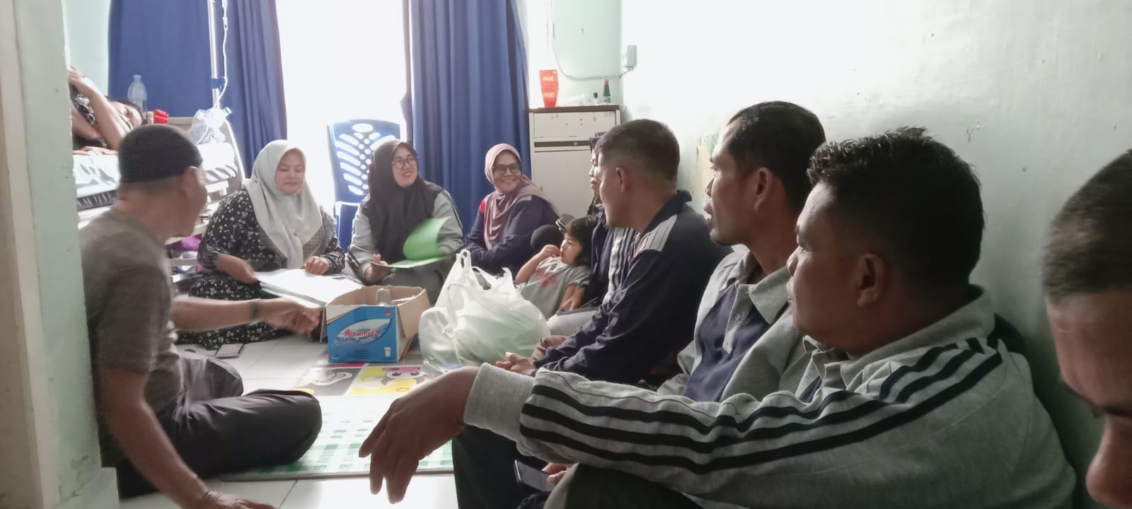 Bentuk Kepedulian, Civitas MTsN 7 Bungo Jenguk Keluarga Guru yang Sakit