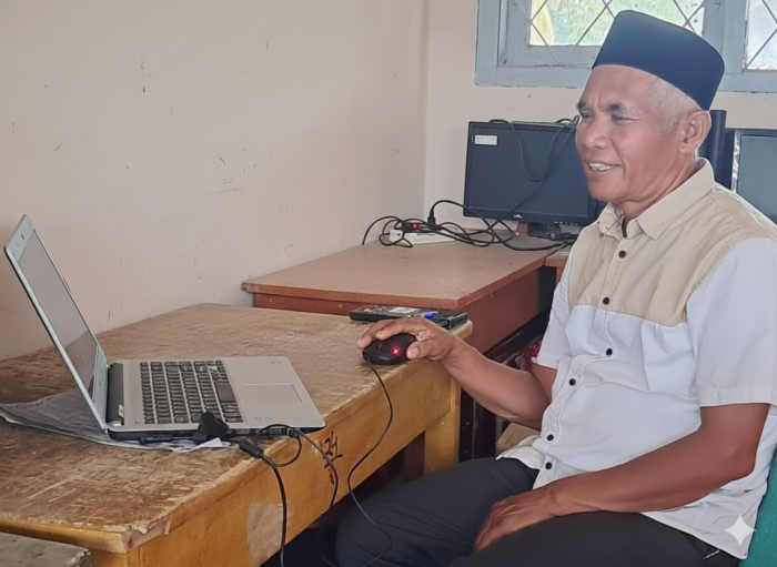 Usia Bukan Halangan, Guru Senior MTsN 7 Bungo Tunjukkan Profesionalisme dalam Pengisian RDM