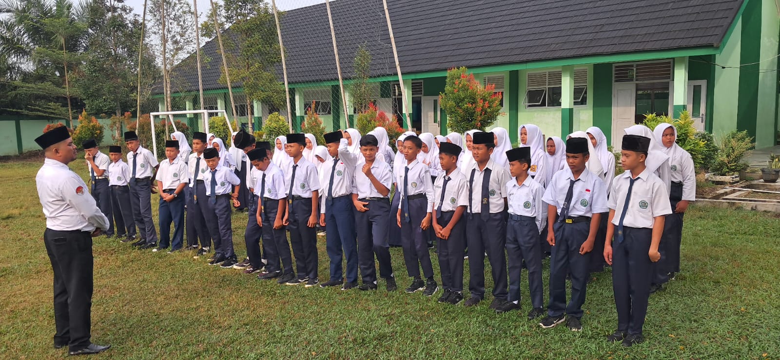 Guru BK MTsN 7 Bungo Berikan Pembinaan bagi Siswa yang Terlambat Saat Upacara Bendera