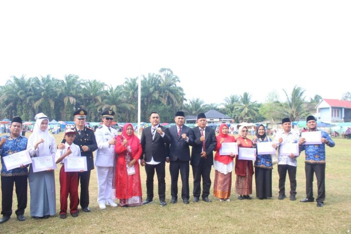 Guru dan MTsN 7 Bungo Terima Penghargaan atas Prestasi dan Kontribusi bagi Kecamatan Tanah Tumbuh Guru dan MTsN 7 Bungo Terima Penghargaan atas Prestasi dan Kontribusi bagi Kecamatan Tanah Tumbuh