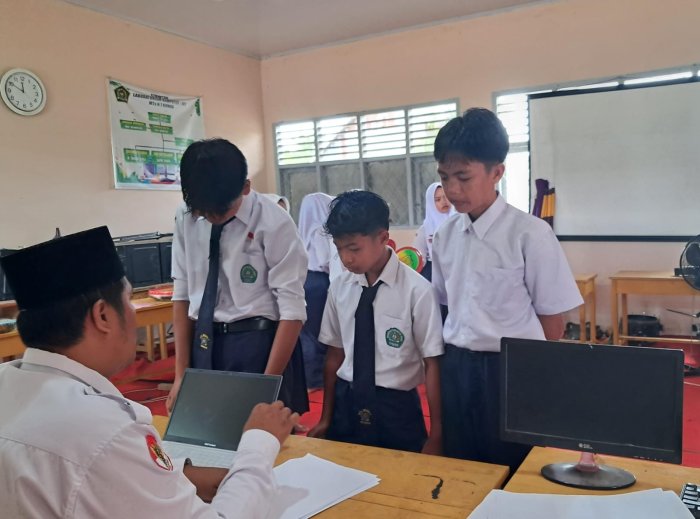 Wali Kelas IX D MTsN 7 Bungo Lakukan Pembinaan Siswa untuk Tingkatkan Kedisiplinan