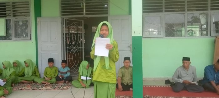 Wita Siswi Kelas VIIB MTsN 7 Bungo Sampaikan Kultum Bertema Bersyukur pada Kegiatan Yasinan Jumat Pagi