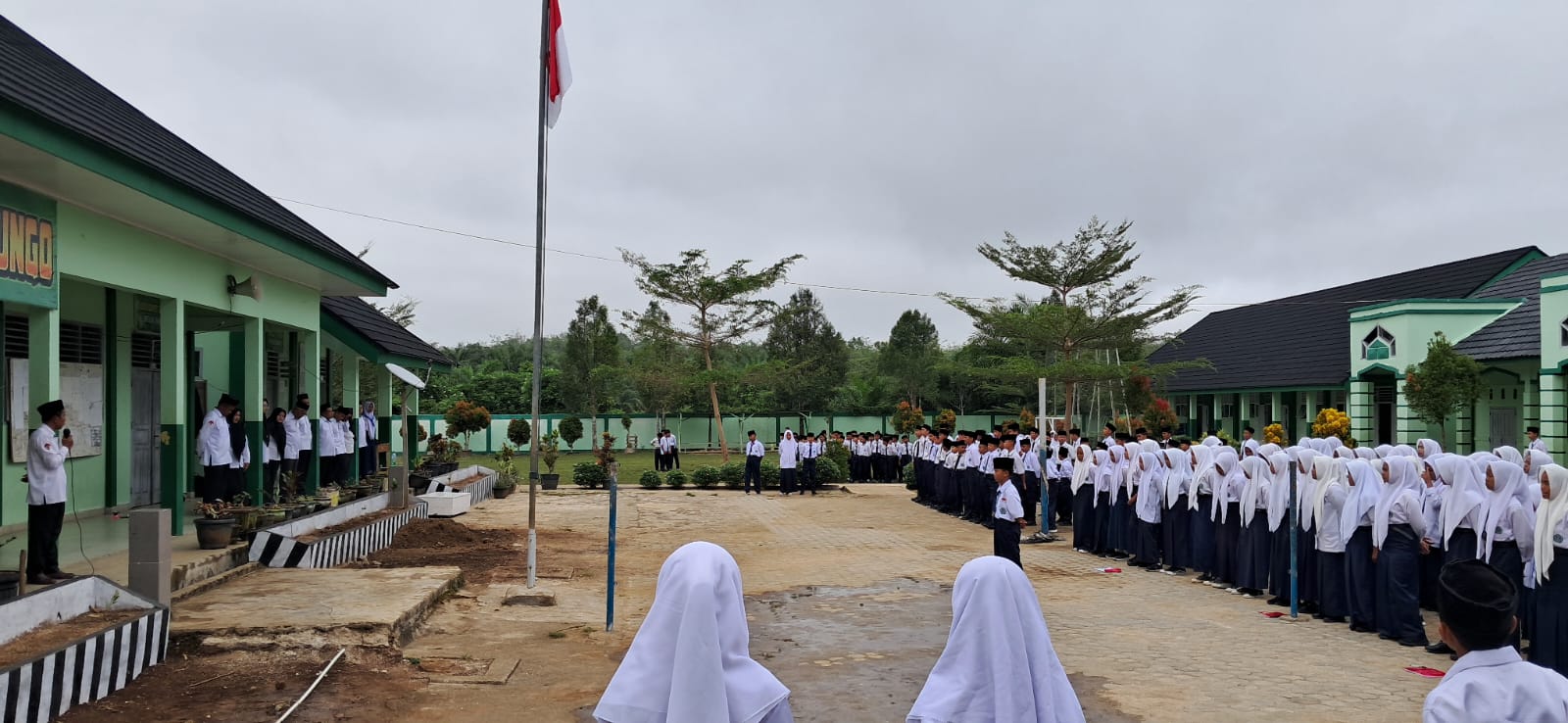 MTsN 7 Bungo Gelar Upacara Bendera Hari Senin, Tekankan Nilai Karakter dan Disiplin