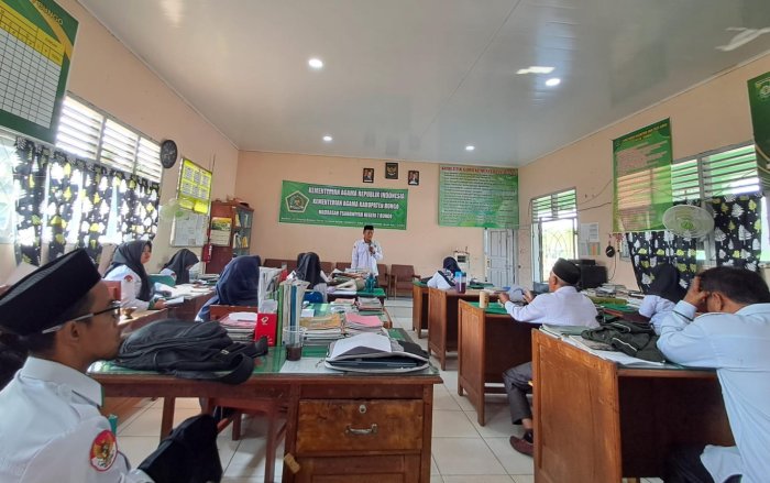 Kepala MTsN 7 Bungo Gelar Brifing Bersama Guru Usai Upacara Bendera