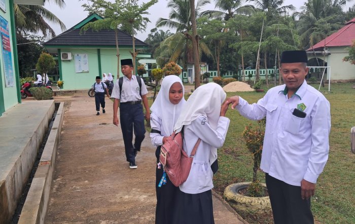 Kebiasaan Pagi di MTsN 7 Bungo: Sambut Hari dengan Salam, Senyum, dan Sapa