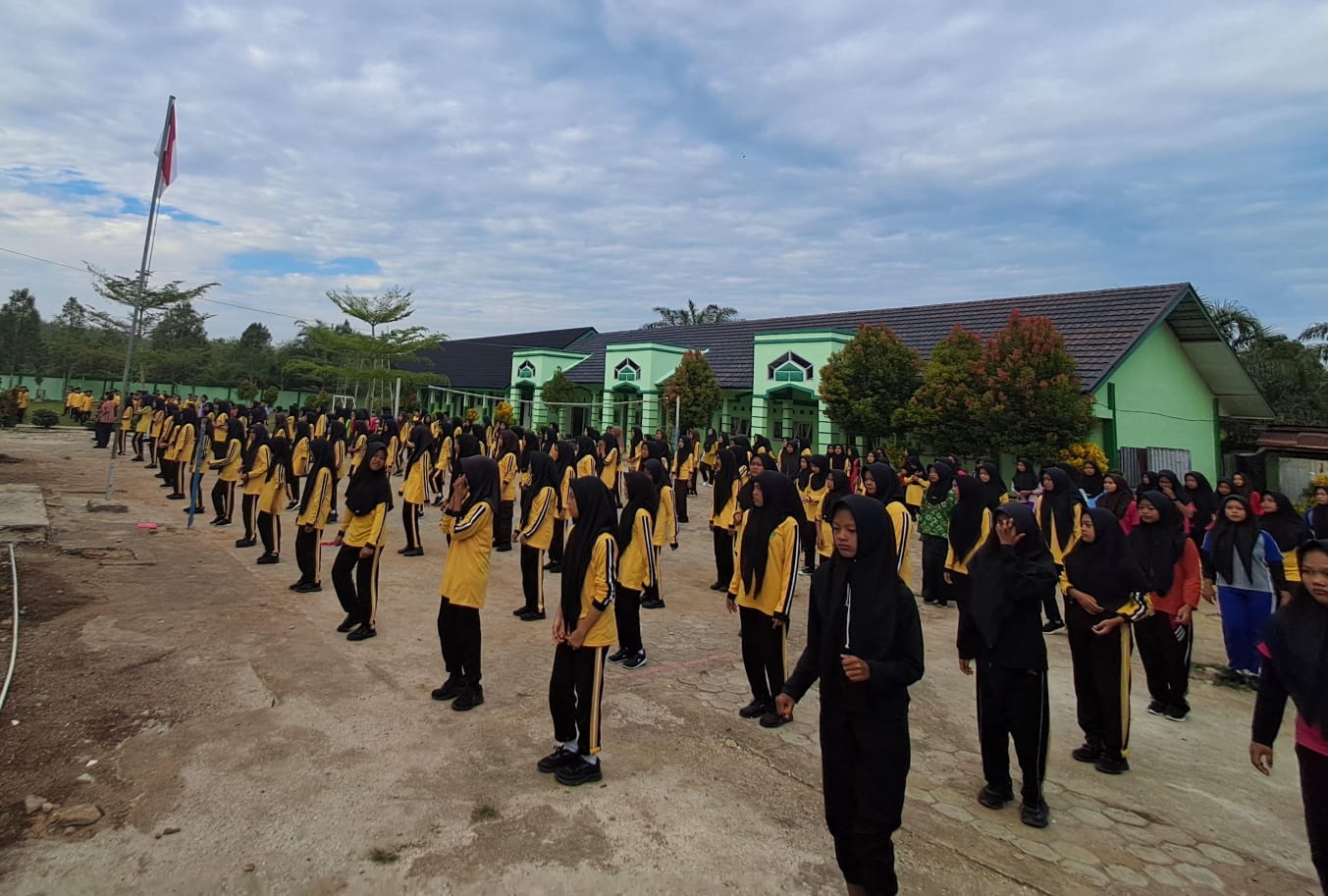 Senam Kebugaran Rutin Warnai Pagi Cerah di MTsN 7 Bungo