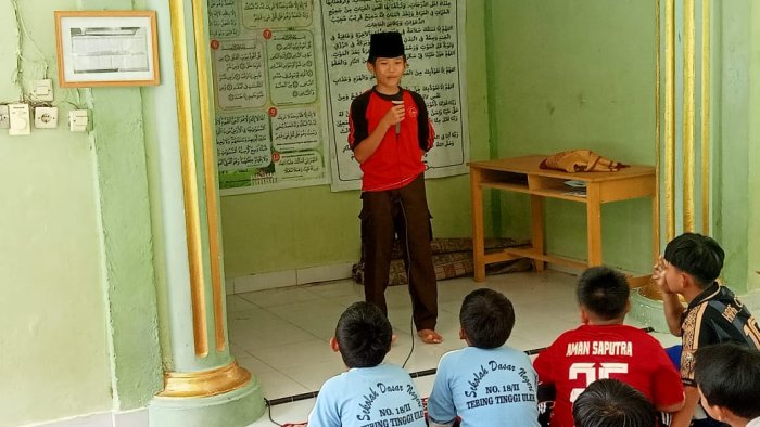 Rafi Isbullah Sampaikan Kultum Bertema Pentingnya Sabar Usai Shalat Dzuhur Berjamaah di MTsN 7 Bungo