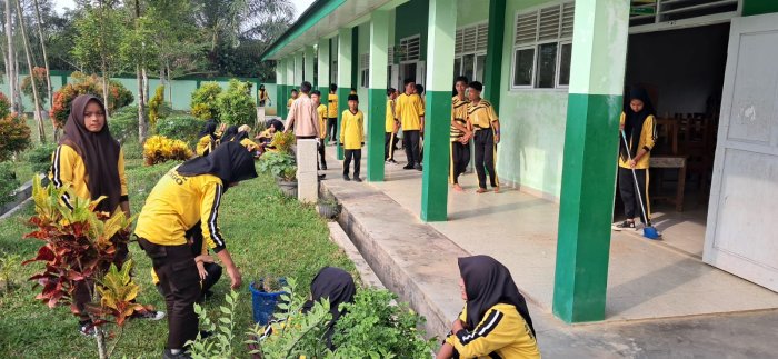 Sambut Maulid Nabi Muhammad SAW, Siswa MTsN 7 Bungo Gelar Aksi Bersih-Bersih Madrasah