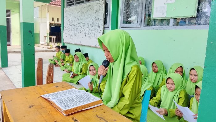 Naia Siswi Kelas VIIA Bawakan Kalam Ilahi pada Kegiatan Yasinan MTsN 7 Bungo