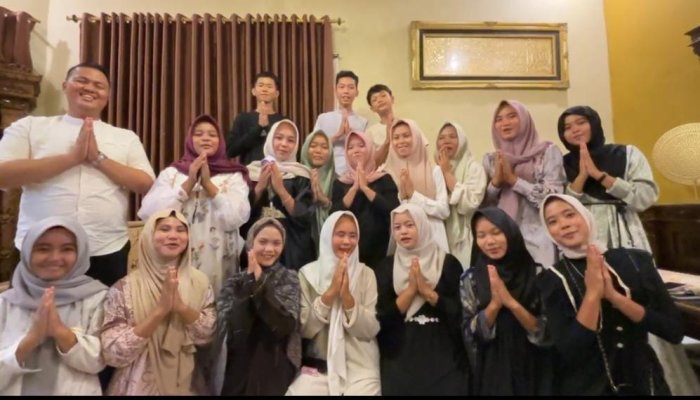 Hangatnya Silaturahmi Lebaran, Siswa MTsN 7 Bungo Hidupkan Kembali Tradisi Kunjungi Guru
