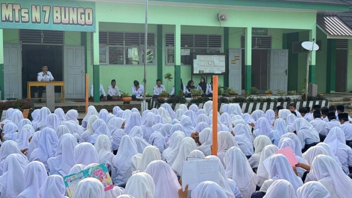 Semarak Hari Pertama Kajian Ramadhan 1447 H, Ust. Gianto Kupas Keutamaan Bulan Suci di MTsN 7 Bungo