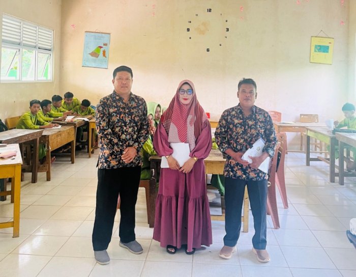 Kolaborasi Pembinaan: Wakil Kepala dan Guru Senior Lakukan Supervisi Kelas di MTsN 7 Bungo