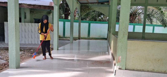 Wujudkan Cinta pada Rumah Ibadah, Siswa MTsN 7 Bungo Gelar Aksi Bersih-Bersih Musholla