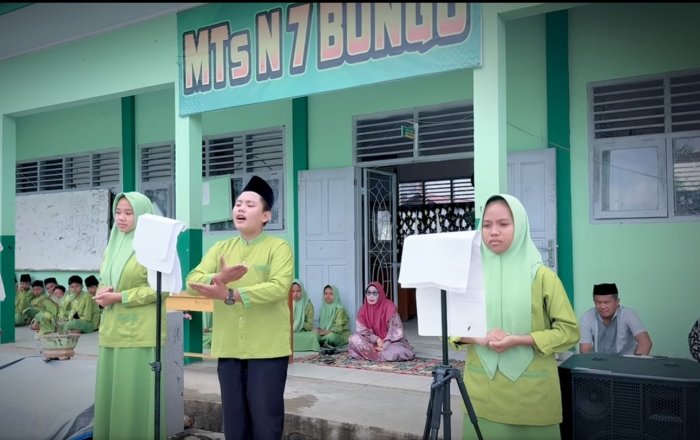 Tim Syarhil Quran Kelas IX A Tampilkan Persembahan Penuh Makna pada Kegiatan Yasinan Jumat di MTsN 7 Bungo