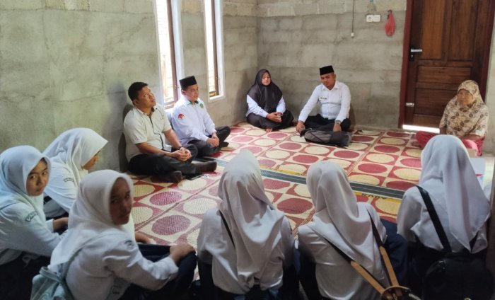 Sebagai Bentuk Solidaritas, Keluarga Besar MTsN 7 Bungo Laksanakan Takziyah ke Rumah Siswi yang Berduka