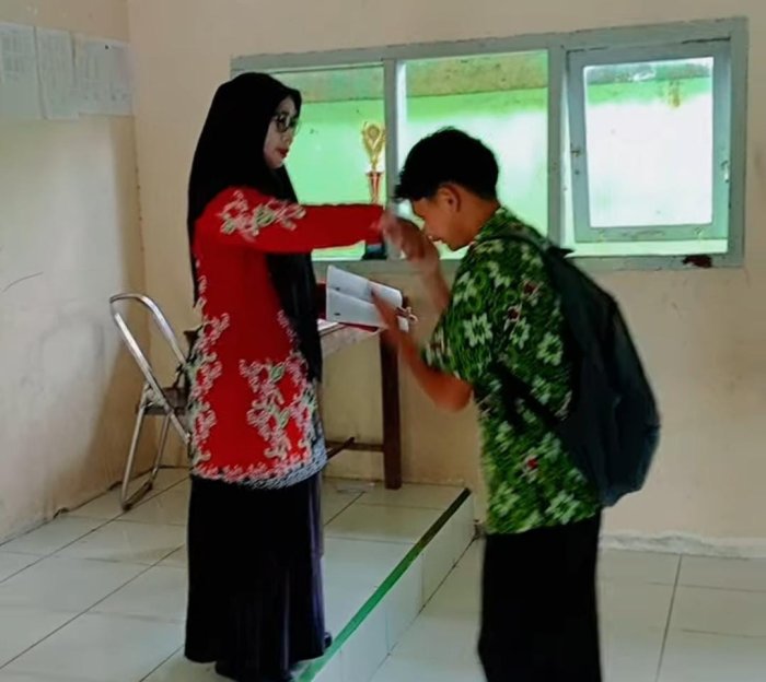 Kekuatan Senyum Guru di MTsN 7 Bungo: Sapaan Hangat yang Membuka Hati dan Menghidupkan Semangat Belajar Siswa