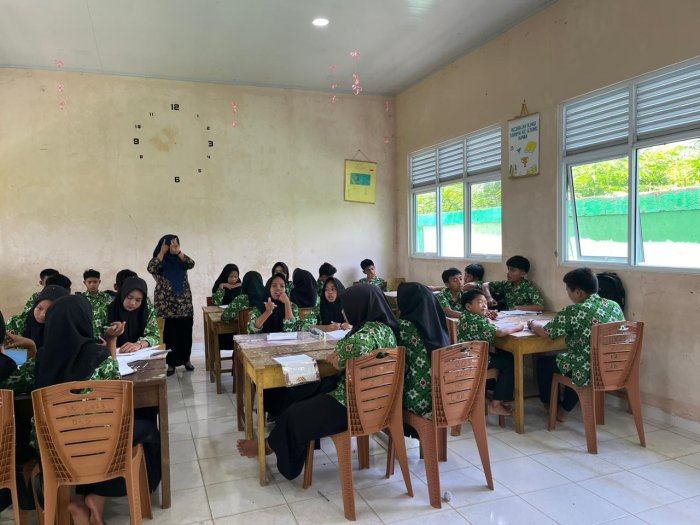 Lewat PBL, Ibu Gusnita Bangun Pemahaman Kritis Siswa IX A tentang Perubahan Sosial Budaya di Indonesia