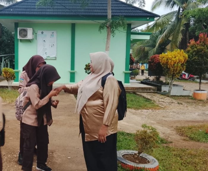 Budaya Salam, Senyum, dan Sapa Warnai Pagi di MTsNegeri 7 Bungo, Ciptakan Lingkungan Belajar yang Humanis