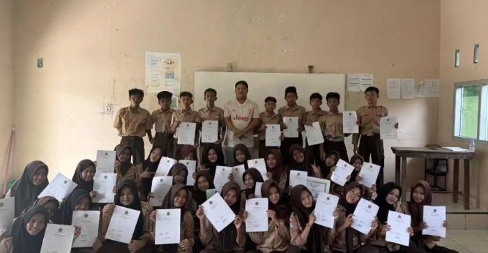 Kelas VIII C MTsN 7 Bungo Gelar Pembagian Rapor, Wali Kelas Sampaikan Apresiasi dan Umumkan Tiga Besar Prestasi Siswa
