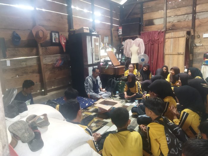 Tumbuhkan Kepedulian, Siswa Kelas VIII C MTsN 7 Bungo Jenguk Teman yang Sakit Tumbuhkan Kepedulian, Siswa Kelas VIII C MTsN 7 Bungo Jenguk Teman yang Sakit