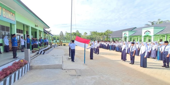 OSIM MTsN 7 Bungo Sukses Jalankan Tugas pada Upacara Hari Pahlawan Nasional 2025