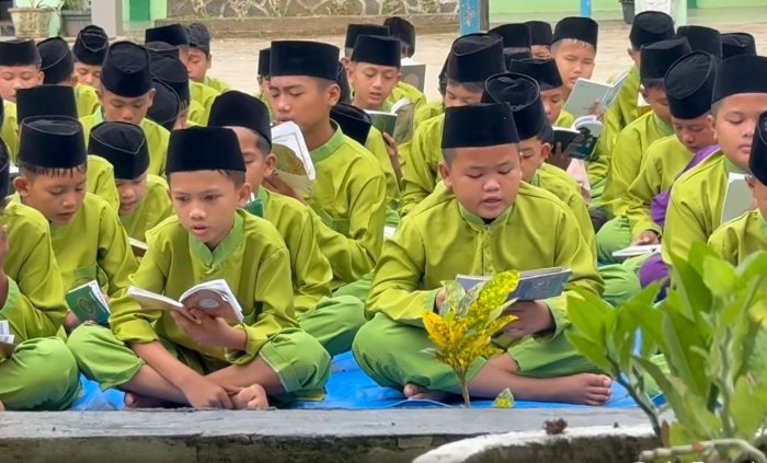 Semarak Jumat Berkah di MTsN 7 Bungo: Siswa Kelas IX A Pimpin Yasinan dengan Dua Bahasa