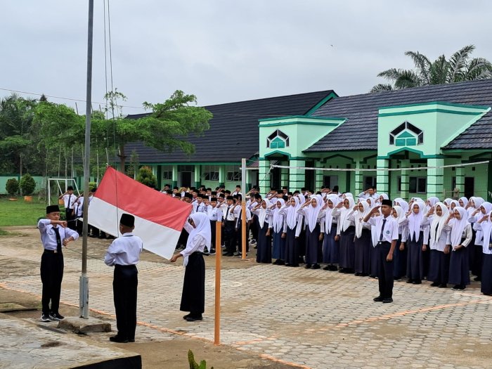 MTsN 7 Bungo Gelar Upacara Bendera Rutin, Kokohkan Disiplin dan Semangat Kebersamaan
