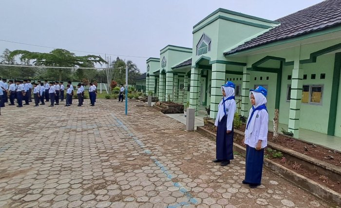 PMR MTsN 7 Bungo Tunjukkan Kesiapsiagaan dalam Mendukung Kelancaran Upacara Bendera