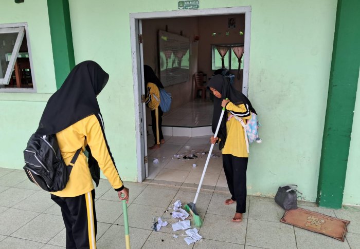 Sebelum Pulang, Siswa MTsN 7 Bungo Laksanakan Kegiatan Piket Kelas