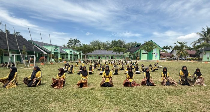 MTsN 7 Bungo Gelar Latihan Intensif Tari Massa Sambut Hari Guru Nasional 2025
