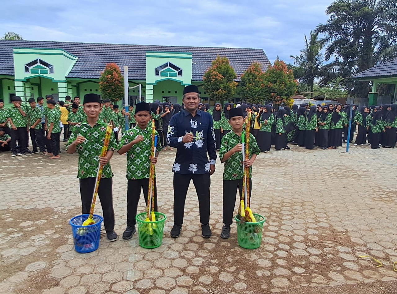 Penyerahan Penghargaan Warnai Penutupan Class Meeting MTsN 7 Bungo