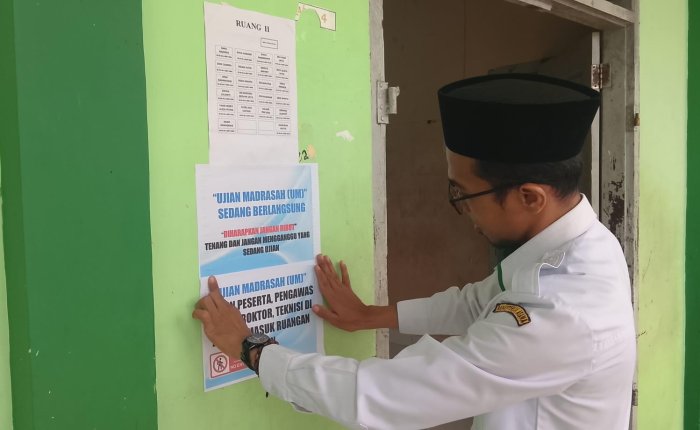Perkuat Ketertiban Ujian, Panitia MTsN 7 Bungo Pasang Stiker Imbauan di Setiap Ruang Ujian