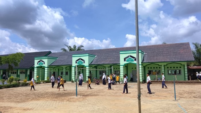 Siswa MTsN 7 Bungo Manfaatkan Waktu Istirahat dengan Kegiatan Positif Bermain Voli