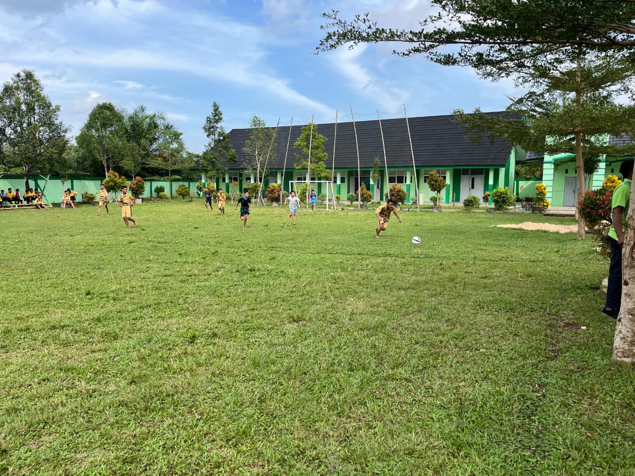 Pertandingan Final Mini Soccer: Kelas VIIA vs VIII B Tampilkan Permainan Terbaik di Classmeeting MTsN 7 Bungo