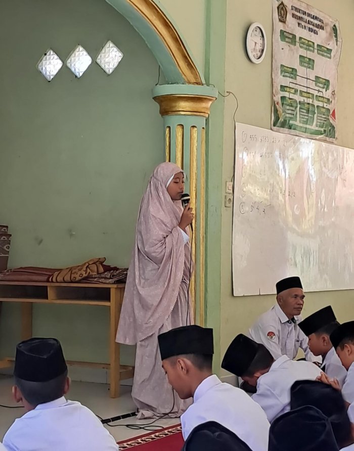 Aflah, Siswi Kelas VII A, Sampaikan Kultum Bertema Ibadah Zakat dan Waqaf