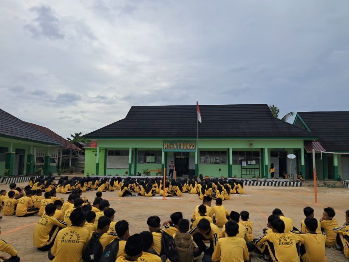Apel Pagi MTsN 7 Bungo Berlangsung Khidmat, Guru Sampaikan Pesan Inspiratif Tentang Semangat Belajar