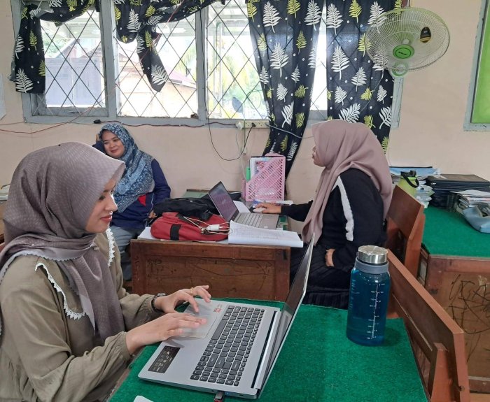 Tiga Hari Jelang Pembagian Rapor, Wali Kelas MTsN 7 Bungo Mulai Cetak Rapor Tunjukkan Dedikasi Tinggi