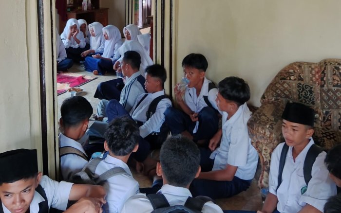 Guru dan Siswa MTsN 7 Bungo Tunjukkan Kepedulian dengan Menjenguk Siswa Sakit