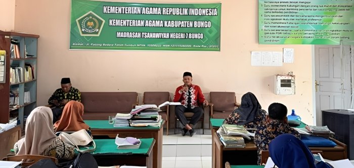 Kepala MTsN 7 Bungo Pimpin Rapat Pembentukan Tim Pengembangan Kurikulum Berbasis Cinta (KBC)