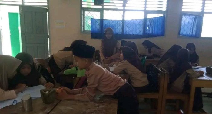 Pelajari Perubahan Wujud Zat, Siswa Kelas VII A MTsN 7 Bungo Antusias Ikuti Praktikum IPA