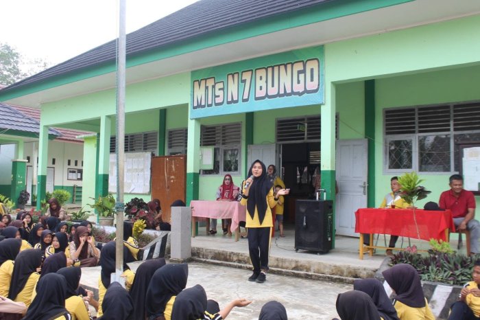 Panggung Kecil, Bakat Besar Warnai Lomba Vocal Solo Class Meeting MTsN 7 Bungo