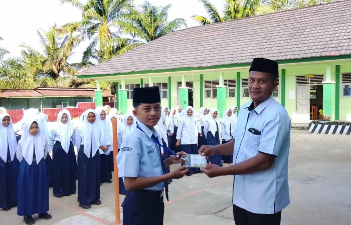 Abdullah Asia Wakili Siswa dalam Pembukaan ASAS Ganjil MTsN 7 Bungo Tahun Pelajaran 2025/2026
